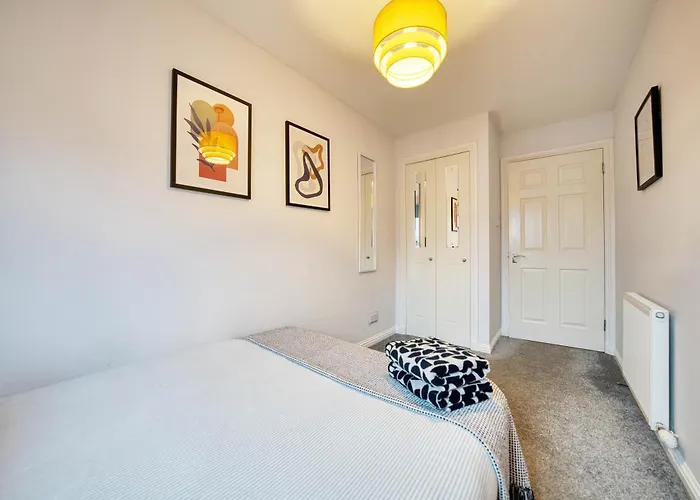 Modern 2 Bed Flat With Free Parking